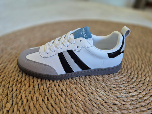 Baskets tendance blanches et bandes noires