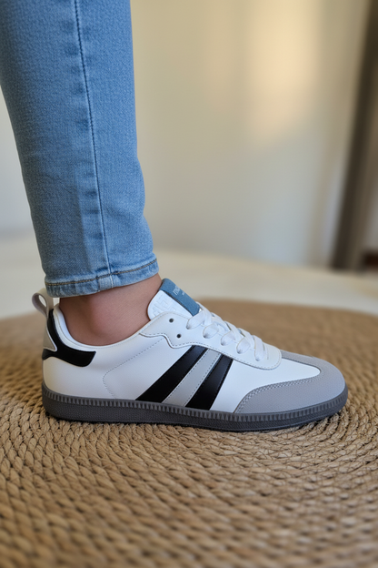 Baskets tendance blanches et bandes noires