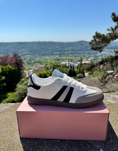 Baskets tendance blanches et bandes noires